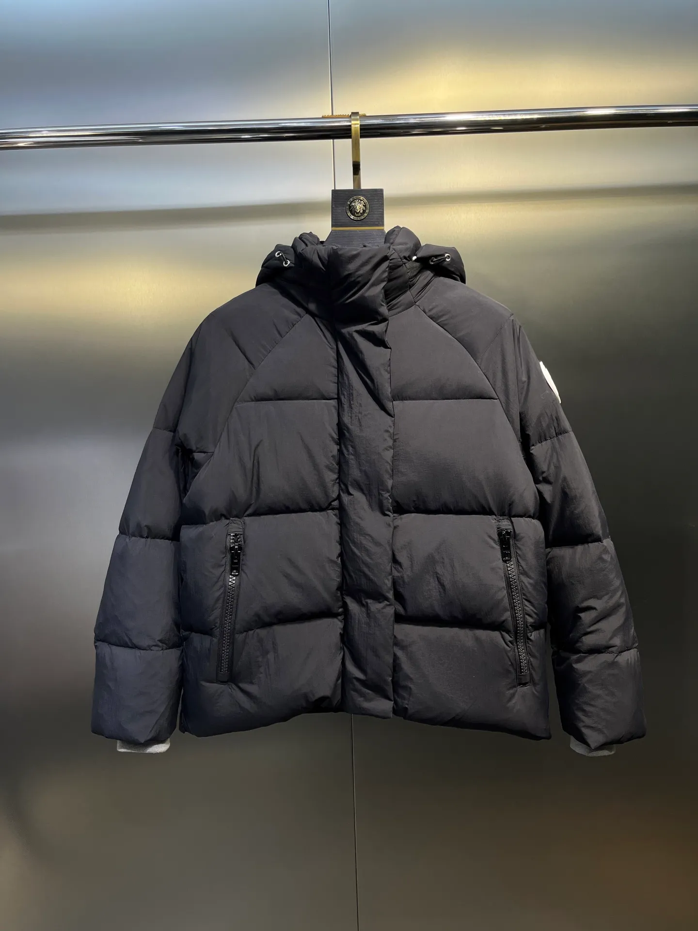 P740 Big Goose Capsule White Label Down Canada Goos* Canada Goose's new limited white label bread jacket, the same style for men and women, filled with 625 fill power white goose down, and the fabric has a satin feel. Suitable for wearing in spring and autumn in various cities, this model has a stand-up collar design, classic and versatile, and has good thermal insulation effect! Fabric + Features: ✅Fabric: 85% polyester, 15% cotton, windproof and waterproof ✅Lining: 100% polyester, windproof and waterproof ✅Filling: 80% pure white duck down, 20% pure white feathers ✅Fillness: 625 ✅Care instructions: Dry cleaning ✅Zipper: Genuine YKK two-way entrance zipper ✅TEI Temperature Feeling Index 1: Lightweight minus 5 degrees to 5 degrees Technology: ✅The fabric is made of CORDURA polyamide fabric, which is a new functional fabric and a leading technological product. The durability is 2 times higher than ordinary nylon fabric. Wear resistance, strong tear resistance, good hand feel and good color. ✅The liner is filled with imported 625 fill power 90 white duck down, the liner is reinforced with anti-runaway velvet liner, and the fly on the front center fly is designed with snap buttons to prevent ventilation and rain. Whether it is hiking, urban walking or polar exploration, this model can help you find the Cana that suits your body, activities and lifestyle. Color: pink, blue, black, white Size: xs-l